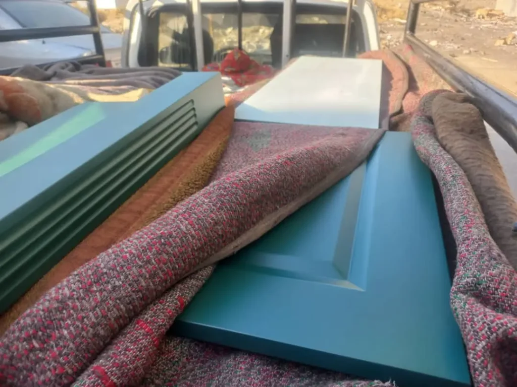 طراحی و ساخت کابینت دو رنگ سبز و نارنجی