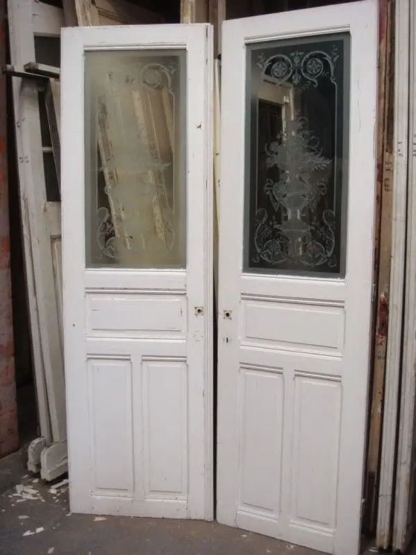 طراحی درب داخلی چوبی با شیشه دکوراتیو کلاسیک