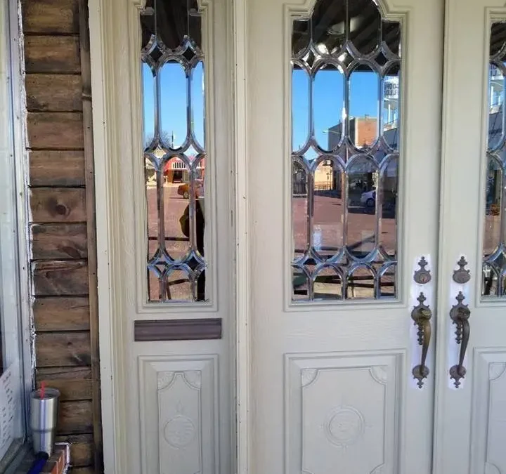 درب چوبی شیشه خور سبک کلاسیک: تلفیقی از زیبایی و کاربرد