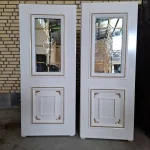 درب چوبی شیشهخور سبک کلاسیک