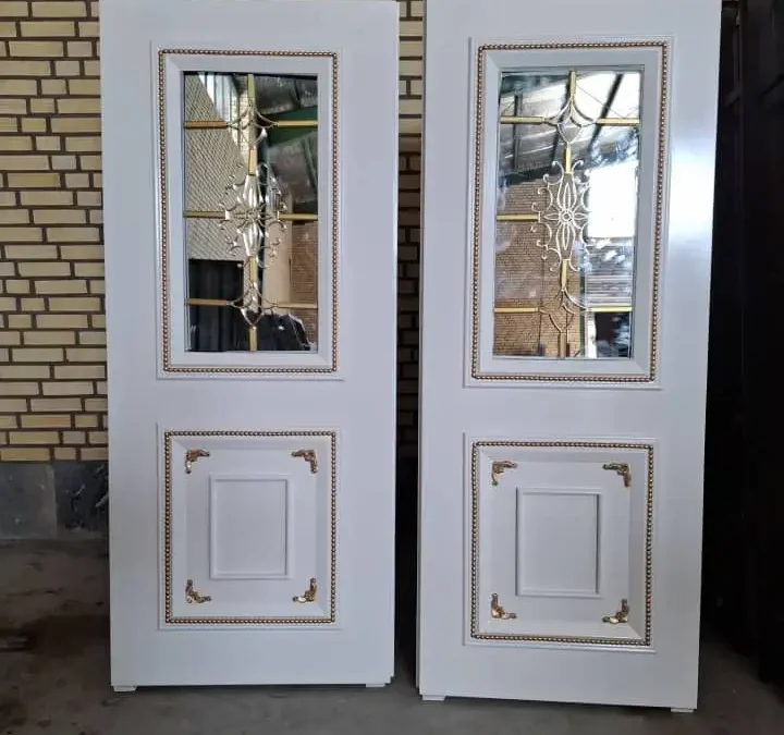 درب چوبی شیشهخور سبک کلاسیک