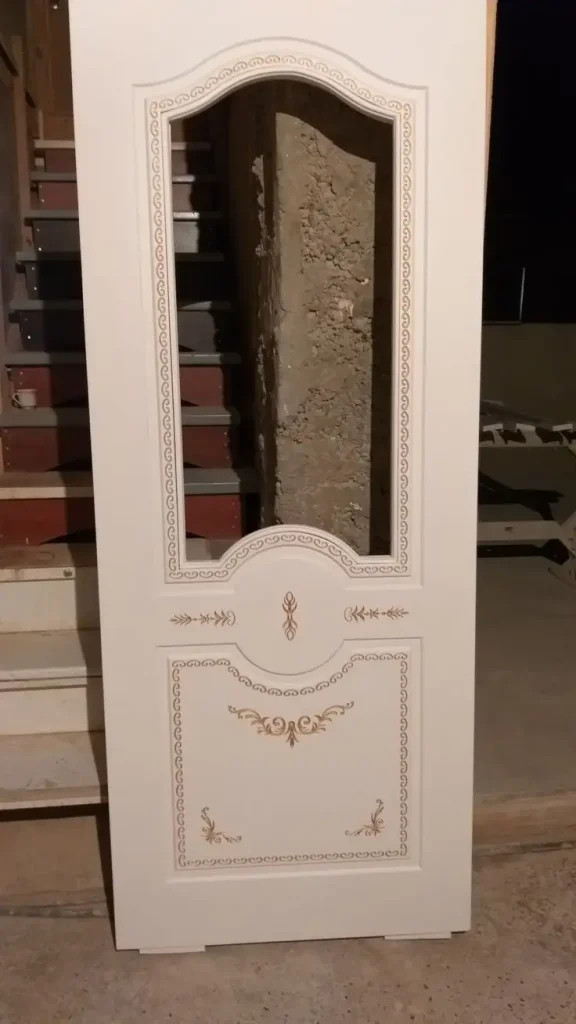 درب چوبی شیشهخور سبک کلاسیک