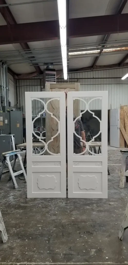 درب چوبی شیشهخور سبک کلاسیک