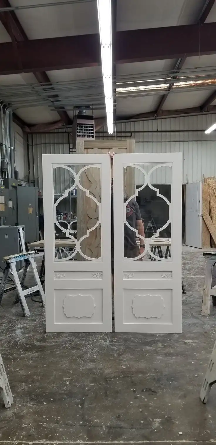 درب چوبی شیشهخور سبک کلاسیک