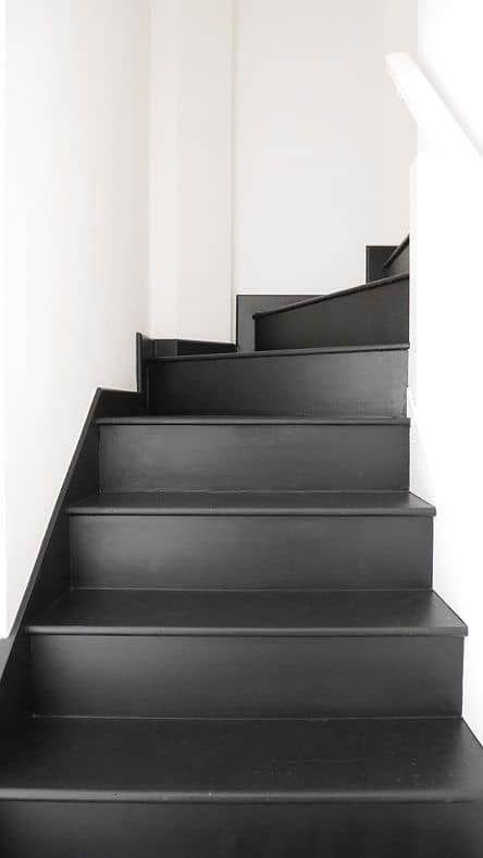 پله چوبی با کف پله ذغالی مات