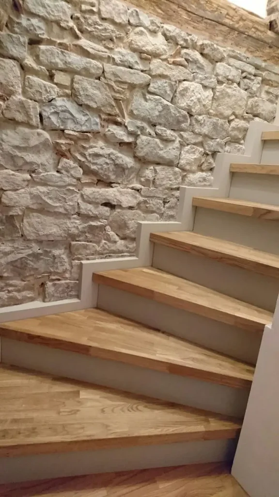 طراحی و اجرای پله محور وسط با چوب کاج روسی سندبلاست در سبک روستیک