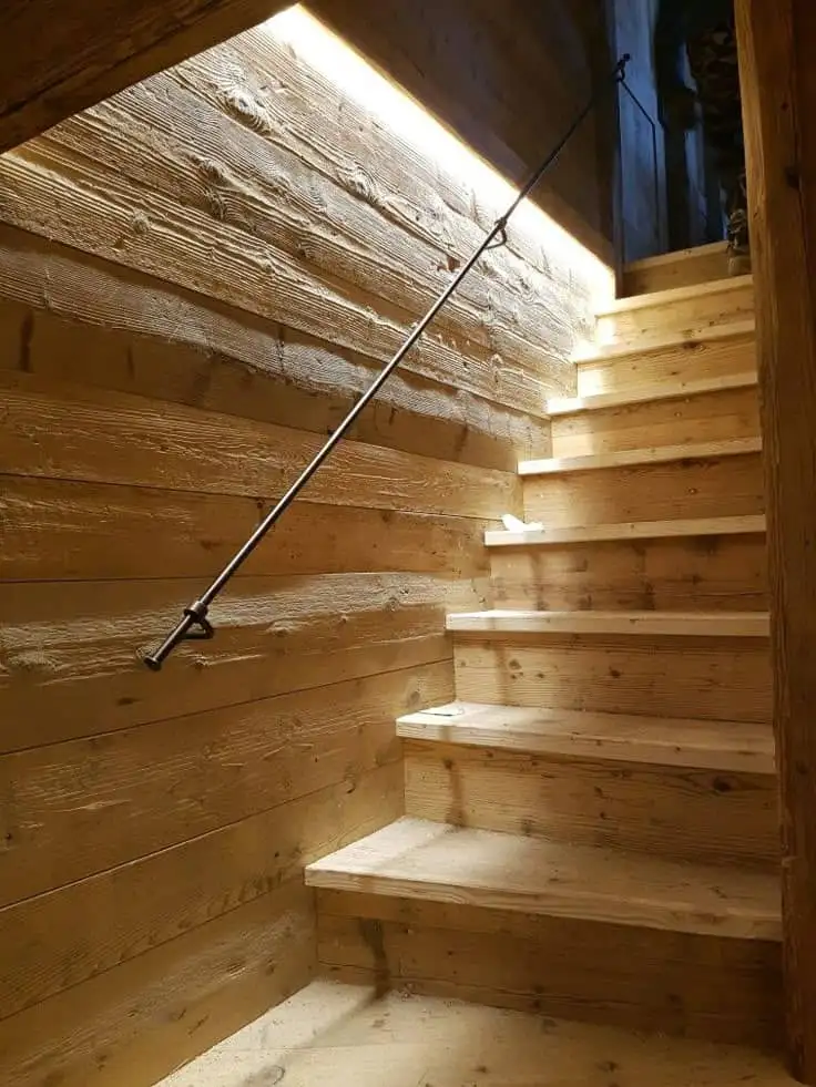 طراحی و اجرای پله محور وسط با چوب کاج روسی سندبلاست در سبک روستیک