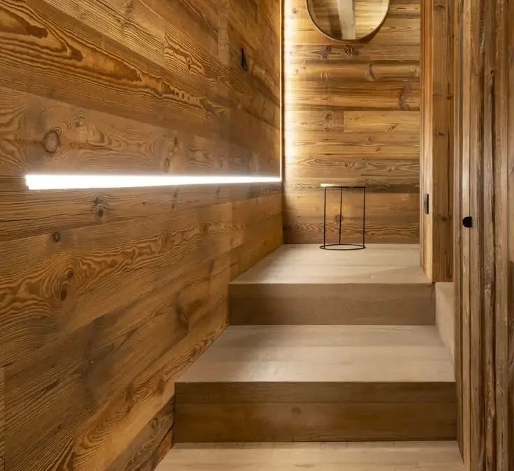 طراحی و اجرای پله محور وسط با چوب کاج روسی سندبلاست در سبک روستیک