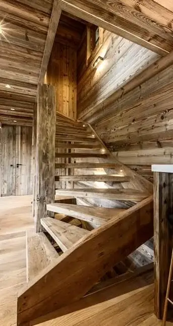 طراحی و اجرای پله محور وسط با چوب کاج روسی سندبلاست در سبک روستیک