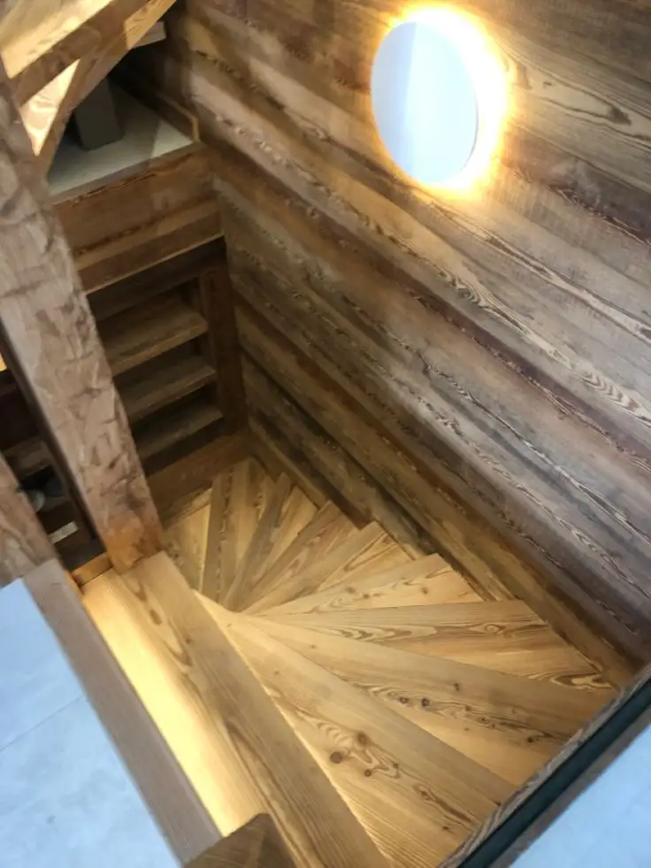 طراحی و اجرای پله محور وسط با چوب کاج روسی سندبلاست در سبک روستیک