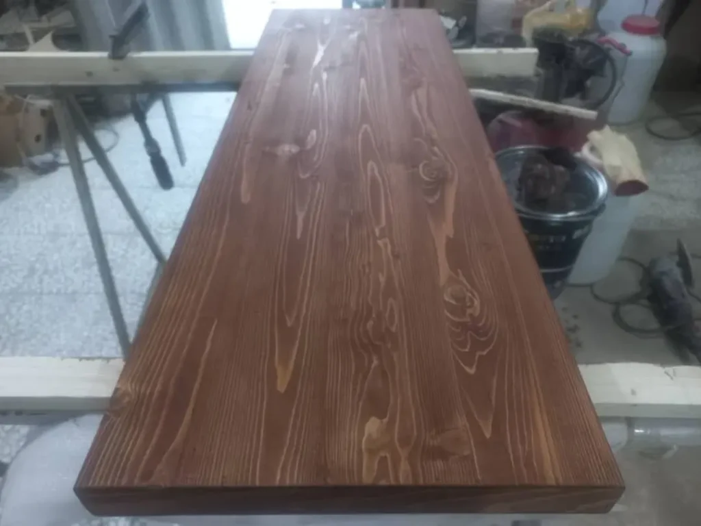 اجرای رنگ مقاوم برای پله چوبی کاج روسی