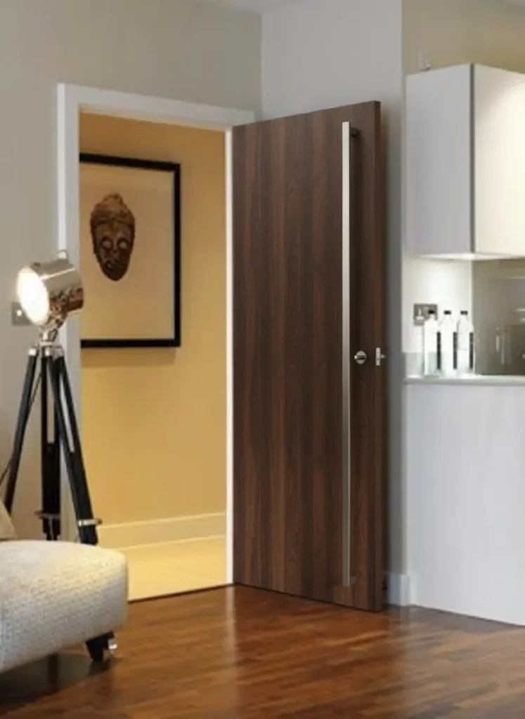 درب چوبی مدرن با روکش چوب گردویی و دستگیره استیل بلند