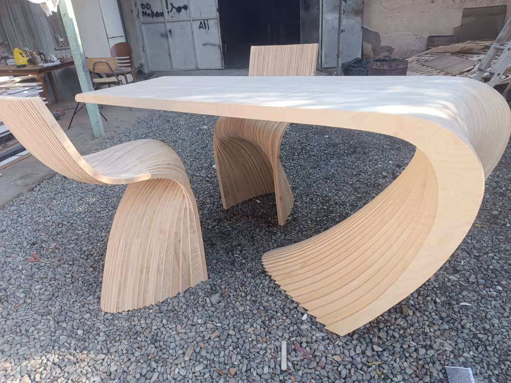 این میز و صندلی معلق با طراحی پارامتریک ساخته شده که ترکیبی از طراحی الگوریتمی و صنعت چوب سنتی است.