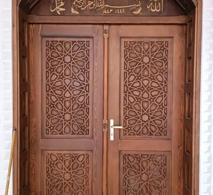 گره چینی اسلامی: هنر، نقوش و انتخاب چوب برای درب‌های مسجد | بررسی تخصصی