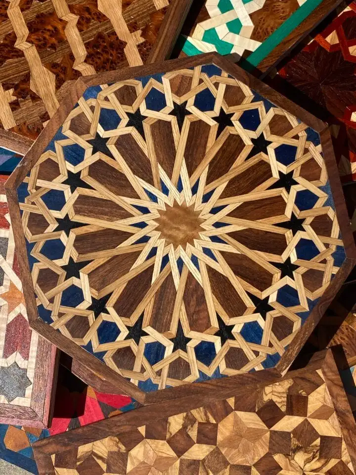 لیزر چوب و روکش در ضخامتهای ۰.۰۶ الی ۲ میلیمتر با نقوش هندسی و گل و مرغ و گرهچینی با روکش