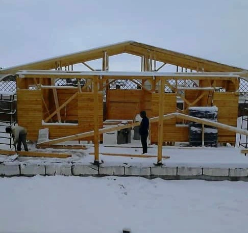 اجرای کلبه چوبی در هوای برفی دماوند ، ساخت درب تمام چوب دو لنگه برای کلبه چوبی آبسرد ، کلبه چوبی ساخته شده از چوب تراش خورده در منطقه ییلاقی آبسرد دماوند با نمایی از کوهستان