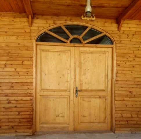 ساخت درب تمام چوب دو لنگه برای کلبه چوبی آبسرد ، کلبه چوبی ساخته شده از چوب تراش خورده در منطقه ییلاقی آبسرد دماوند با نمایی از کوهستان