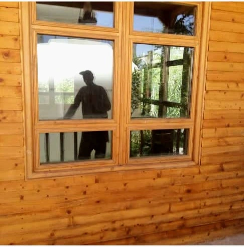 کلبه چوبی ساخته شده از چوب تراش خورده در منطقه ییلاقی آبسرد دماوند با نمایی از کوهستان