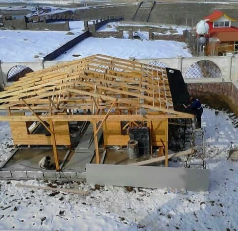 سقف کلبه چوبی ساخته شده از چوب تراش خورده در منطقه ییلاقی آبسرد دماوند با نمایی از کوهستان