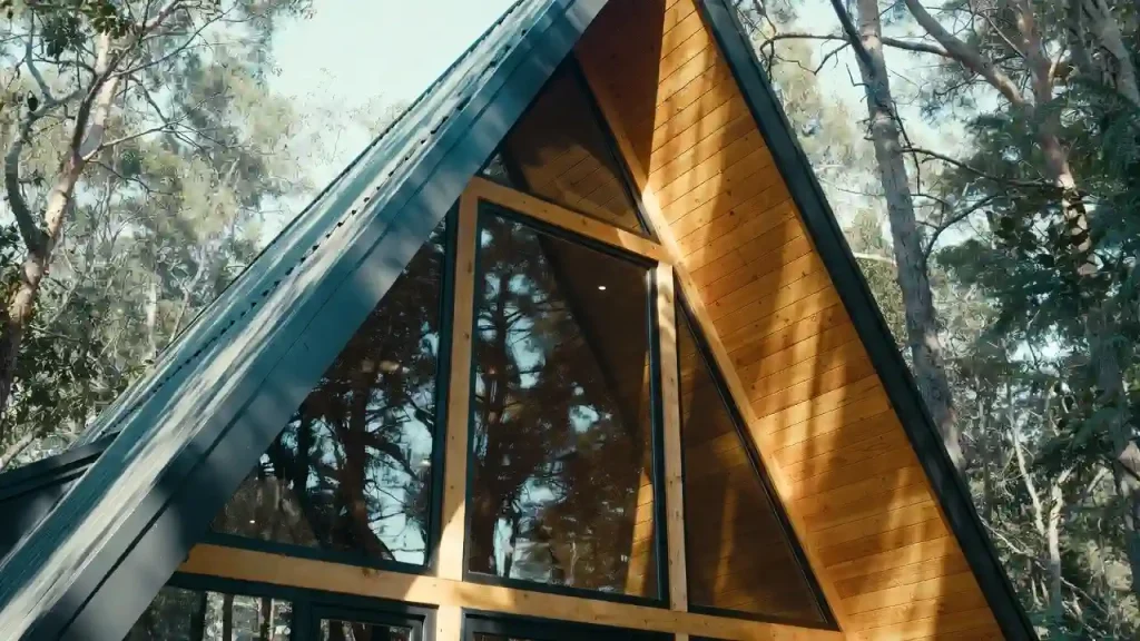 سازنده کلبه چوبی کلاردشت با طراحی سفارشی و اجرای سازه تمام چوب و فلز در مناطق شمالی