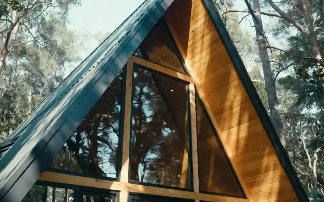 سازنده کلبه چوبی کلاردشت با طراحی سفارشی و اجرای سازه تمام چوب و فلز در مناطق شمالی