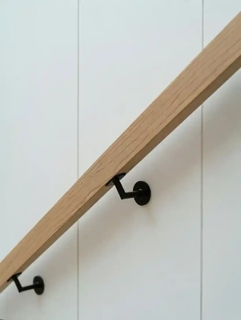 هندریل چوبی پله و دیواری با طراحی سفارشی، ساخته‌شده از چوب طبیعی و اجرای دقیق در صنایع چوب فن و هنر