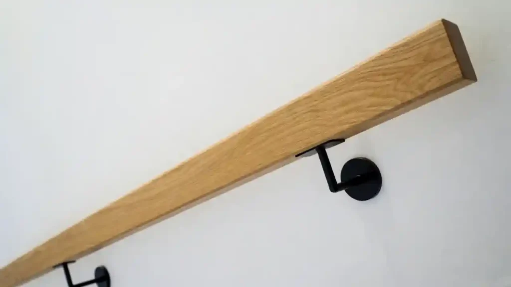 هندریل چوبی پله و دیواری با طراحی سفارشی، ساخته‌شده از چوب طبیعی و اجرای دقیق در صنایع چوب فن و هنر