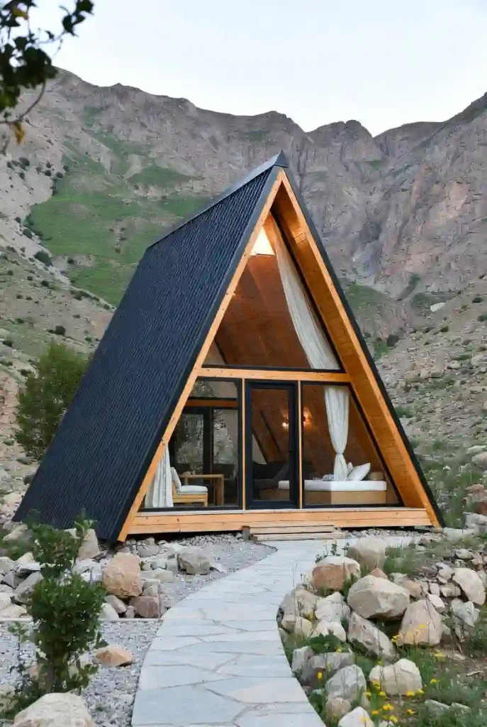 سازنده کلبه چوبی چمستان با طراحی سفارشی و اجرای انواع کلبه تمام‌چوب و چوب و فلز