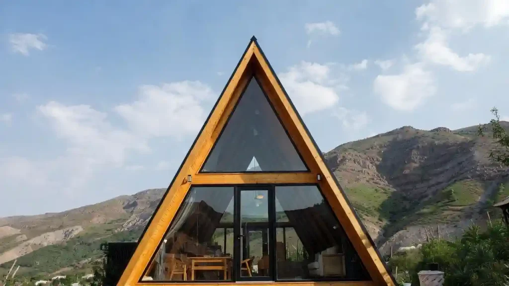 کلبه چوبی A-Frame مدرن در دماوند با طراحی سفارشی و اجرای چوبی استاندارد