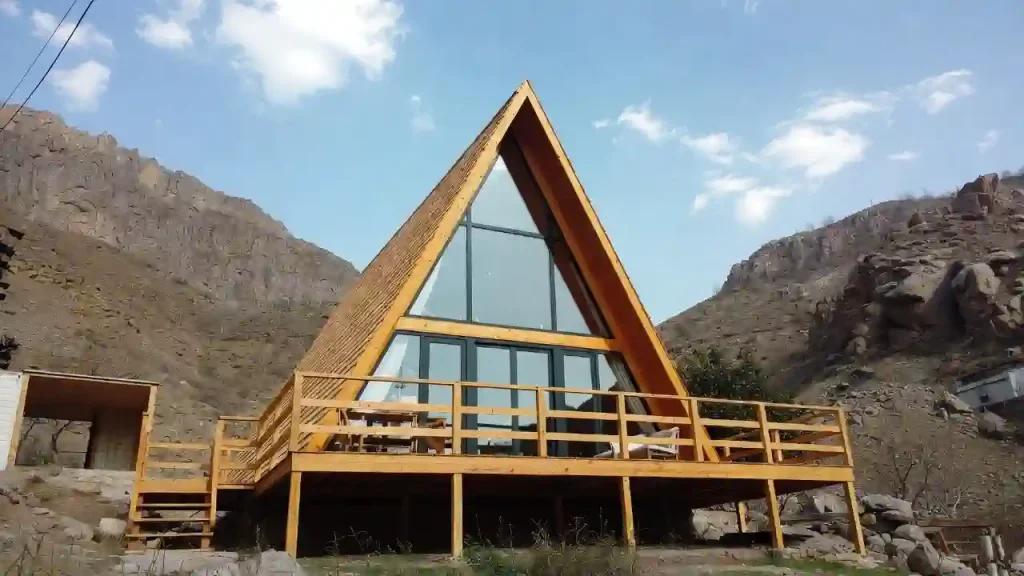 سازنده کلبه چوبی چمستان با طراحی سفارشی و اجرای انواع کلبه تمام‌چوب و چوب و فلز