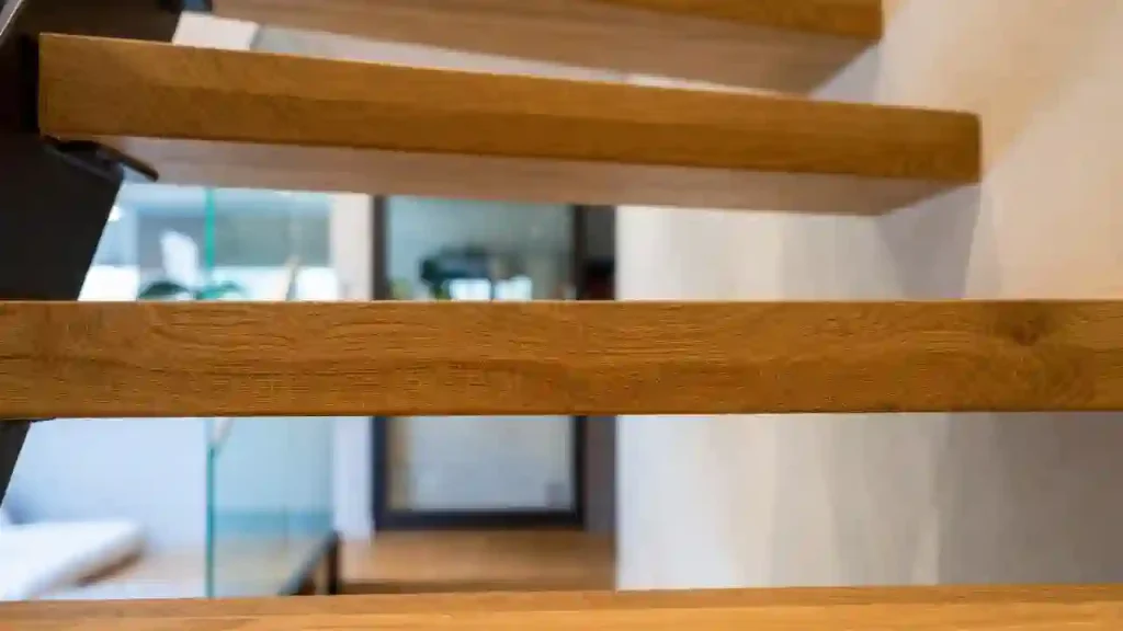 پله چوبی معلق با طراحی مدرن و متریال استاندارد