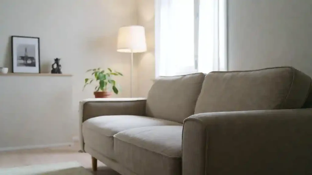 مبل راحتی سفارشی با طراحی مدرن و متریال استاندارد