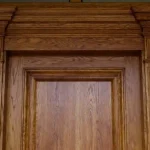 درب تمام چوب کلاسیک ساخته‌شده به‌صورت سفارشی در کارگاه ما با طراحی کلاسیک و متریال استاندارد