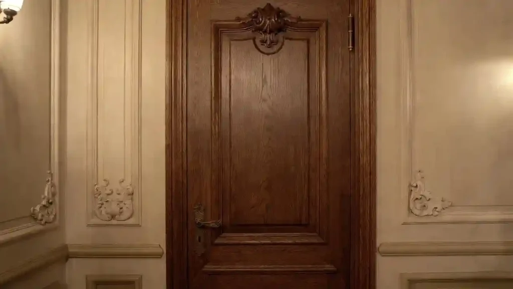 درب تمام چوب کلاسیک ساخته‌شده به‌صورت سفارشی در کارگاه ما با طراحی کلاسیک و متریال استاندارد