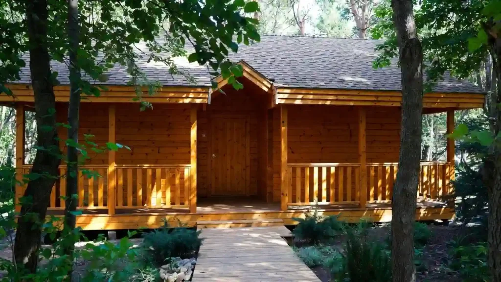 ساخت کلبه چوبی در فیروزکوه با سازه مقاوم