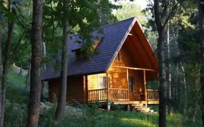 سازنده کلبه چوبی ساری | ساخت سفارشی کلبههای چوبی در اقلیم مرطوب شمال