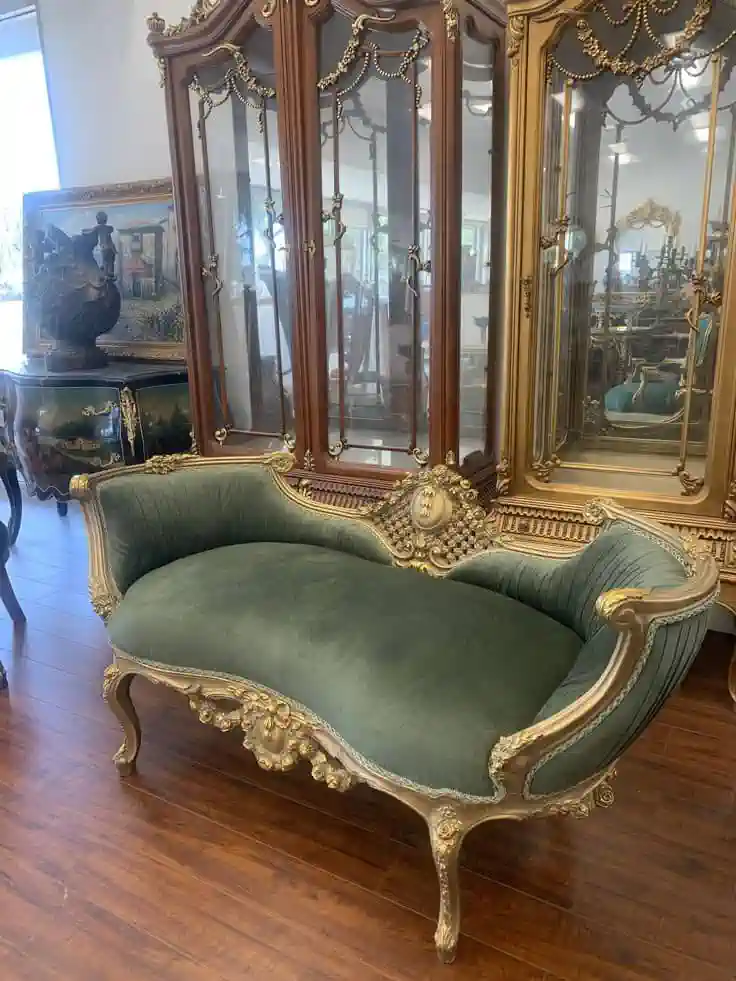 مبل فرانسوی کلاسیک، منبت‌کاری ظریف و پارچه مخمل