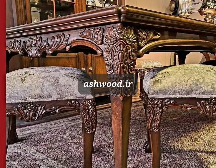 میز غذاخوری 10 نفره چوبی لاکچری با منبت‌کاری دست‌ساز ظریف بر روی پایه‌های مجلل، در یک سالن پذیرایی مدرن-کلاسیک