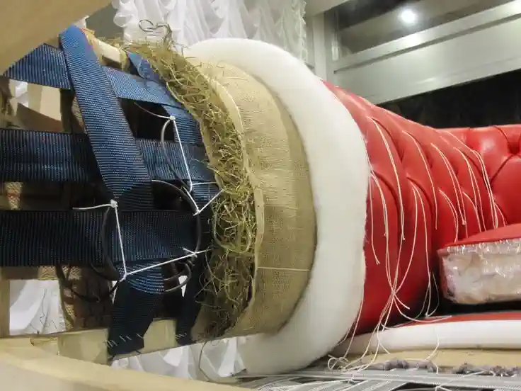 مقطع داخلی مبل با اسکلت چوبی، فنر، لایه‌های پرکننده و رویه چرمی