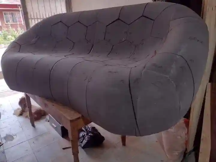 مبل با طراحی مدرن، اسکلت چوب چندلایه استاندارد و رویه مقاوم