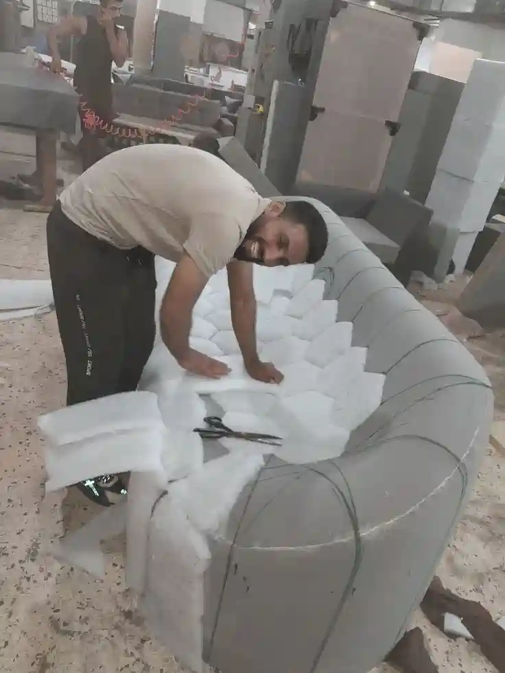 مبل با طراحی مدرن، اسکلت چوب چندلایه استاندارد و رویه مقاوم