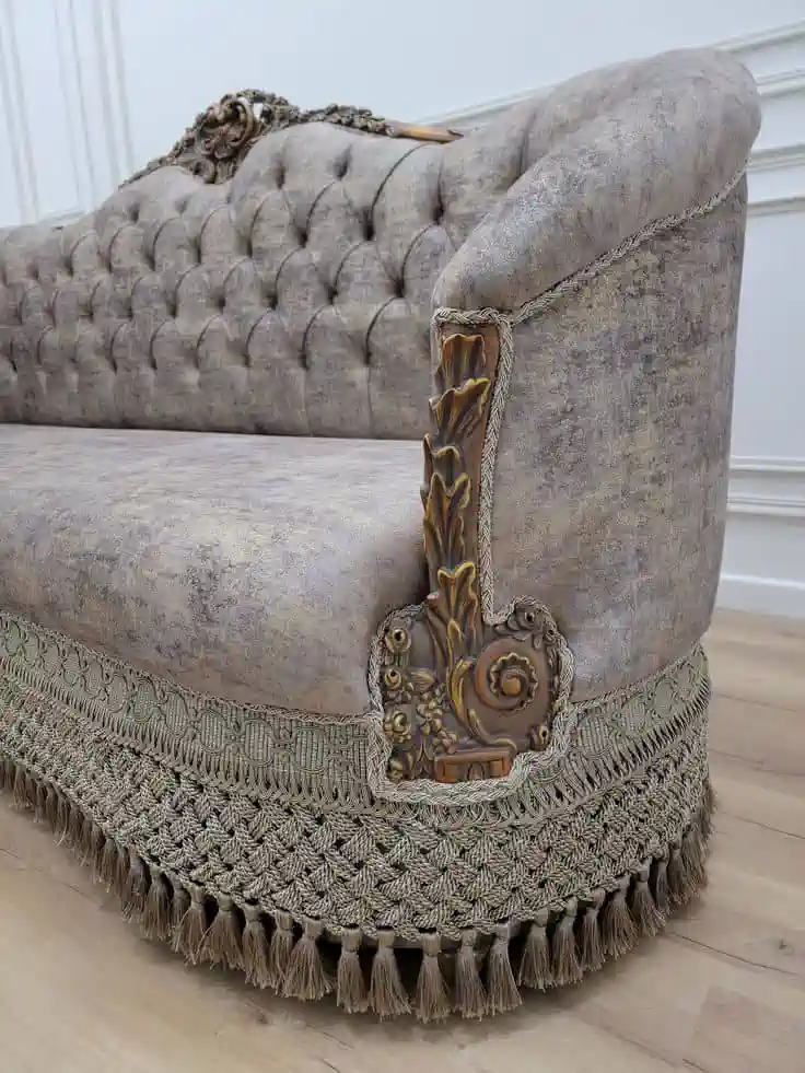 مبل فرانسوی کلاسیک، منبت‌کاری ظریف و پارچه مخمل