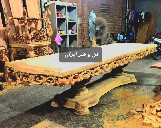 میز غذاخوری 10 نفره چوبی لاکچری با منبت‌کاری دست‌ساز ظریف بر روی پایه‌های مجلل، در یک سالن پذیرایی مدرن-کلاسیک