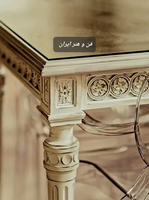 میز غذاخوری 10 نفره چوبی لاکچری با منبت‌کاری دست‌ساز ظریف بر روی پایه‌های مجلل، در یک سالن پذیرایی مدرن-کلاسیک