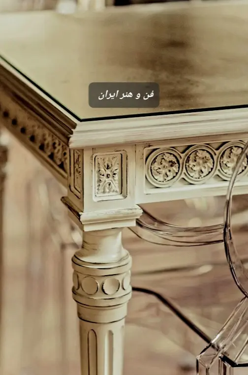 میز غذاخوری 10 نفره چوبی لاکچری با منبت‌کاری دست‌ساز ظریف بر روی پایه‌های مجلل، در یک سالن پذیرایی مدرن-کلاسیک