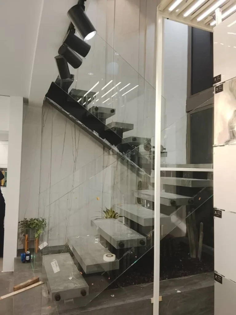 پله سرامیک طوسی با نرده شیشهای مدرن - خیابان بنیهاشم تهران