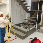 پله سرامیک طوسی با نرده شیشه‌ای مدرن - خیابان بنی‌هاشم تهران