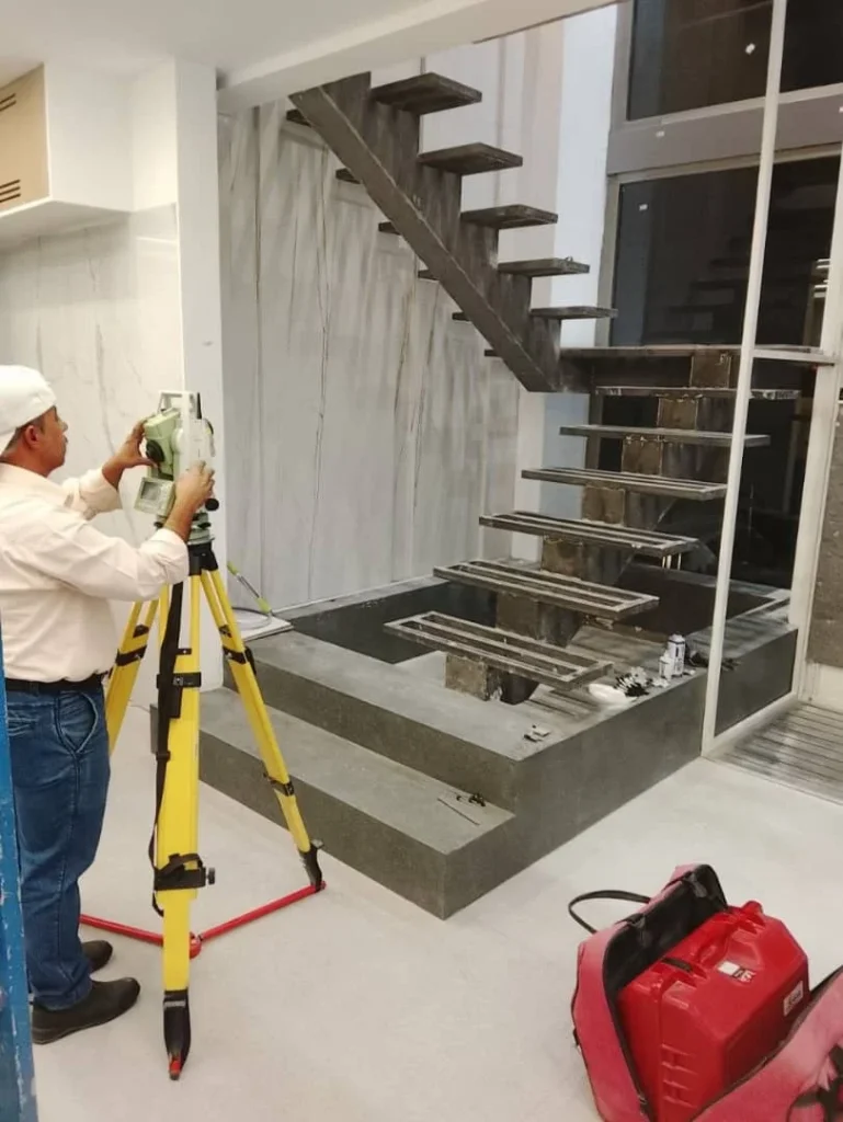 پله سرامیک طوسی با نرده شیشهای مدرن - خیابان بنیهاشم تهران