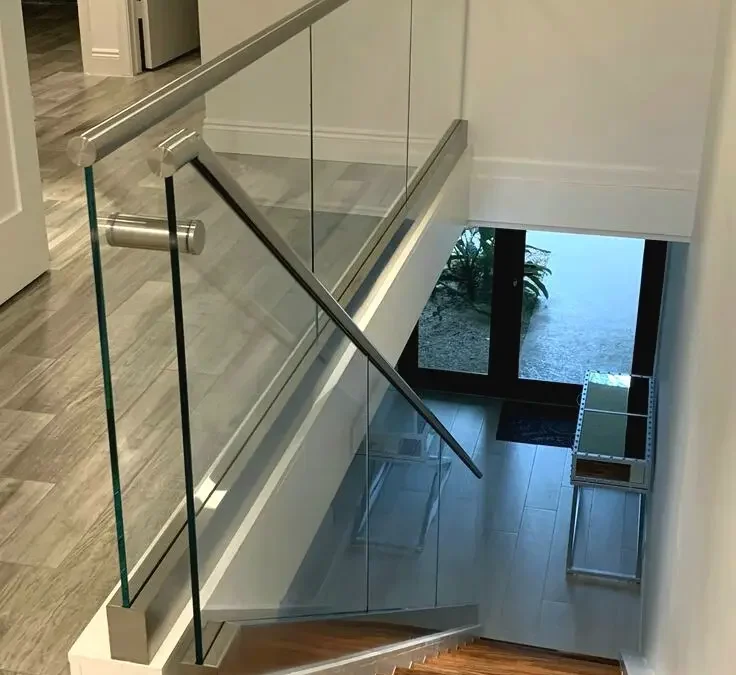 مقایسه شیشه سکوریت و لمینت برای درب و نرده