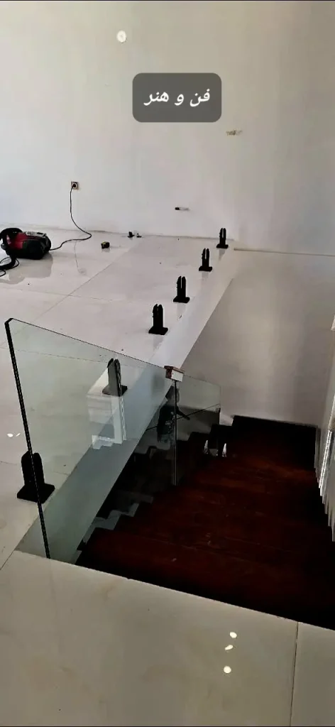 اجرای شیشه های جام امینت و سکوریت پله و درب ، مجری مله فلزی و چوب و شیشه